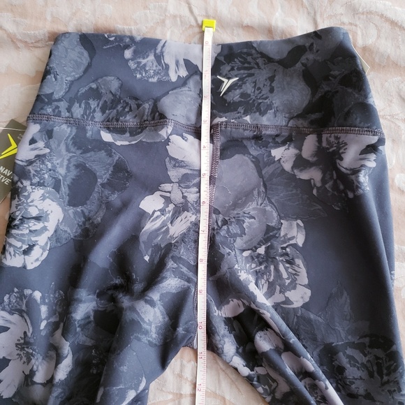 Old Navy Active Floral Mid-rise Fitted Crops - Picture 7 of 7